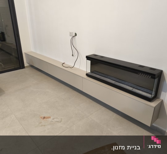 ארון תלוי עם קמין חשמלי מותקן על קיר